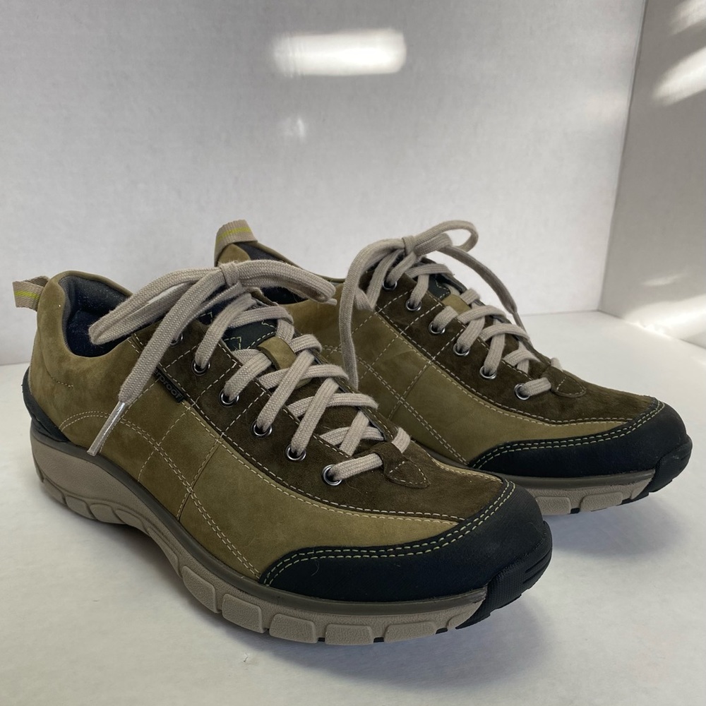 NWOB Waterproof Clarks Wave Size 6M Green & Black Suede